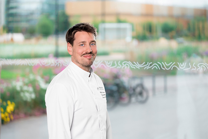 Finlandia-talon keittiötoimen päällikkönä Mikko Puuronen vastaa keittiöiden toiminnasta.